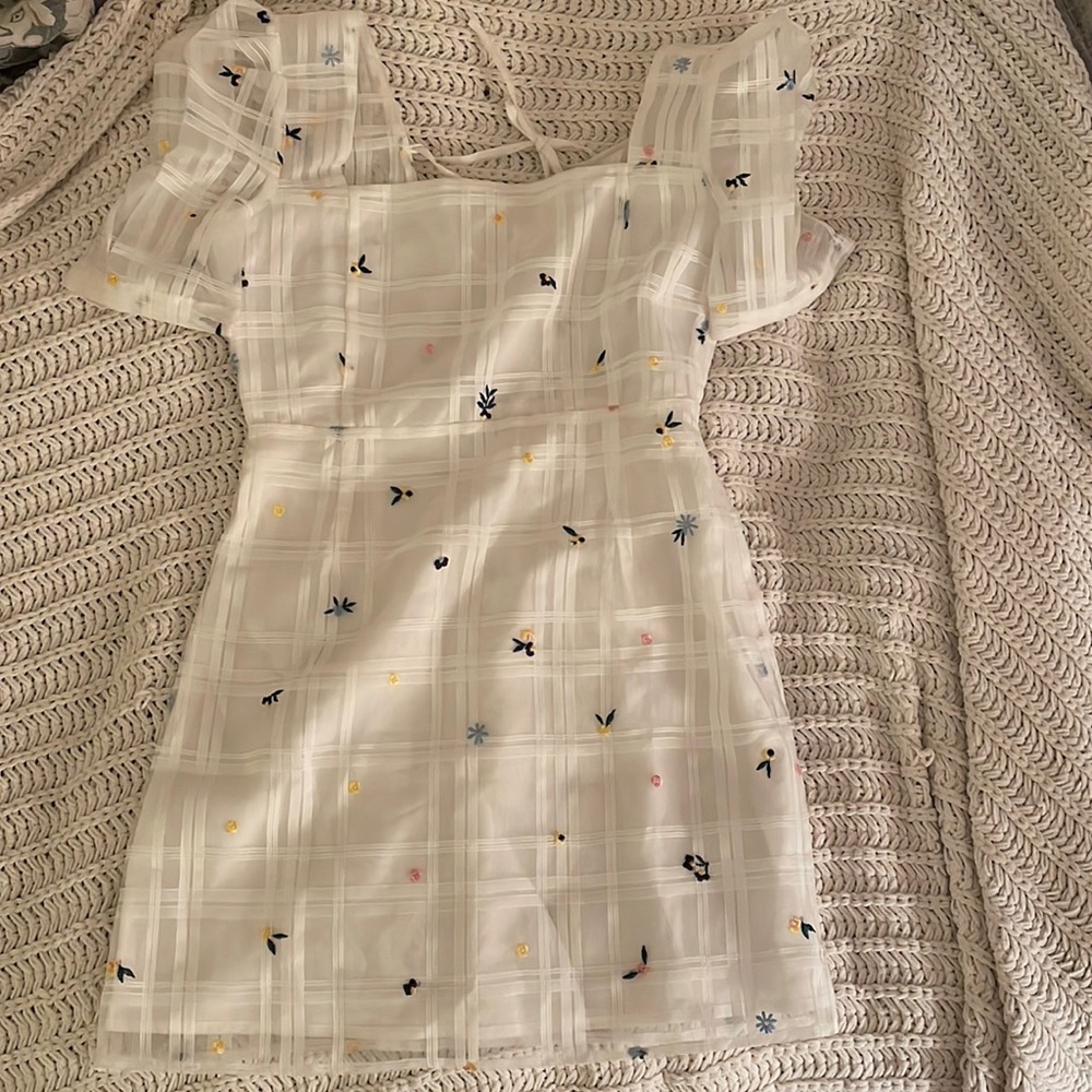 Petite studios white flower embroidered mini dress sz. Xs